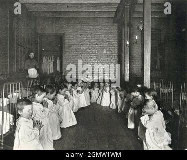 Jacob Riis Fotografia - ora di preghiera nella scuola materna - cinque punti Centro industriale - i bambini che dicono le loro preghiere. Foto Stock