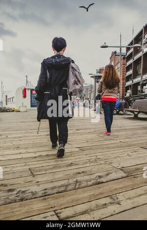 L'edificio esterno di Aker Brygge è un'area popolare per lo shopping, i ristoranti e l'intrattenimento a Oslo, Norvegia Foto Stock