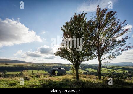 Design di Peter Meacock con Katarina Novomestska e Architecture Central Workshop. Pendle's Panopticon, 'Atom', si trova sulla collina sopra il villaggio di Wycoller nel Wycoller Country Park. Costruito in ferro-cemento con un rivestimento superficiale di vernice a base di metallo, è sia un punto di osservazione e un riparo contemporaneo impressionanti da cui godere il glorioso paesaggio di Pendle, e un oggetto affascinante e bello che può essere osservato da lontano. Dall'interno, i suoi spazi circolari incorniciano spettacolari vedute della campagna circostante. Wycoller è un insediamento storico che risale al di là della 1000BC. Foto Stock