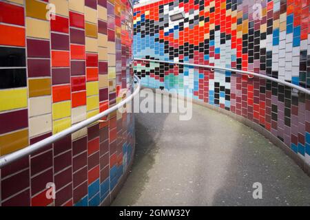 Non c'è bisogno di graffiti qui, per introdurre un tuffo di colore in una metropolitana urbana. Questo, visto all'Elephant and Castle in se London, ha il suo proprio, in-you Foto Stock