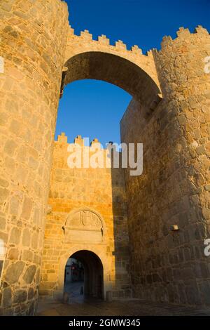 Porta alle mura medievali di Ávila, SpainÁvila, Spagna - 20 settembre 2008; nessun popolo in vista. Il intatto - e seriamente spesso - pietra e granito me Foto Stock