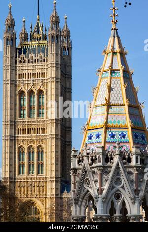 Nonostante l'aspetto sia così diverso, il colorato gazebo del Buxton Memorial in primo piano, insieme alla Victoria Tower delle Case del Parlam Foto Stock