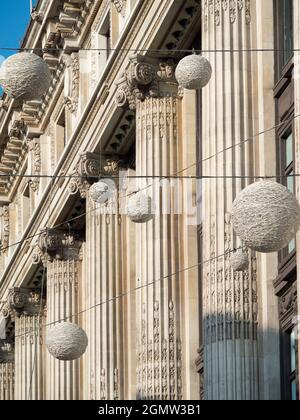 Le decorazioni natalizie e la facciata in stile classico al negozio Selfridges a Oxford Street, Londra, ci offrono un corso di crash in alcuni dei basi Foto Stock