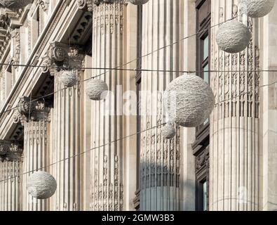 Le decorazioni natalizie e la facciata di un negozio in stile classico a Oxford Street, Londra, ci offrono un corso di crash in alcune delle forme geometriche di base elabora Foto Stock