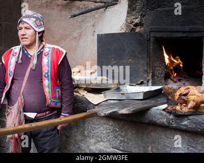 Pisac, Perù - 11 maggio 2018; un uomo in allarme sparato - non per gli amanti degli animali domestici o vegetariani. La maggior parte di noi tendono a pensare ai cavie come animale domestico soffice e carino Foto Stock