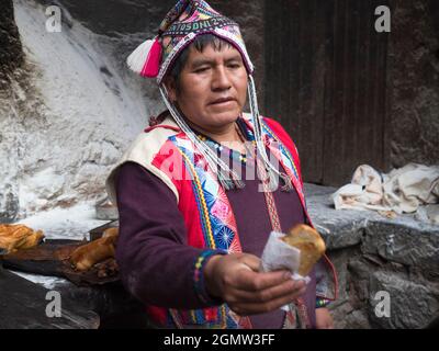 Pisac, Perù - 11 maggio 2018; un uomo in allarme sparato - non per gli amanti degli animali domestici o vegetariani. La maggior parte di noi tendono a pensare ai cavie come animali domestici soffici e carini Foto Stock