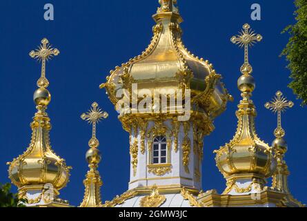 San Pietroburgo, Russia - 11 giugno 1022; il Palazzo Peterhof è una vasta serie di palazzi, giardini e fontane situati a Petergof, San Pietroburgo, Ru Foto Stock