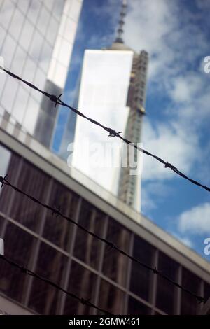 New York, USA - 4 novembre 2013; il nuovo One World Trade Center in costruzione a Ground Zero, New York. Si potrebbe facilmente leggere molto simbolismo in Foto Stock