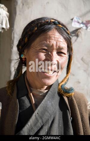 Gyangtse, Tibet - 23 ottobre 2006 un vecchio volto pieno di carattere. Nonostante tutti i travagli e le lotte del Tibet, tutti i tibetani che ho incontrato w Foto Stock