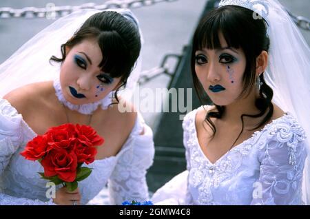 Tokyo, Giappone - 6 novembre 2005; una ragazza in posa Harajuku in-shot è il centro della cultura di strada all'avanguardia, cosplay e della moda giovanile a Tokyo. Eve Foto Stock