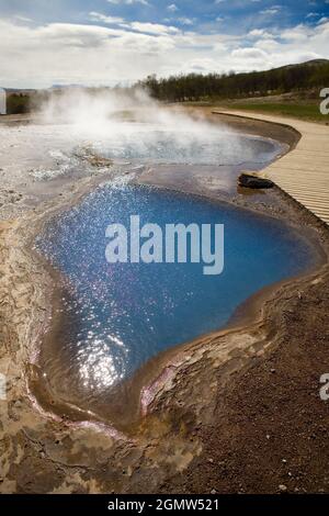 Geysir, Islanda - 24 maggio 2006; una zona geotermica attiva da oltre diecimila anni, l'area termale di Geysir in Islanda è piena di spettacolare boi Foto Stock