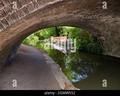 Oxford, Inghilterra - 24 luglio 2019; i corsi d'acqua, i canali, i ruscelli e i fiumi di Oxford sono una fonte di molte delizie tranquille e panoramiche. Qui vediamo un bellissimo Foto Stock