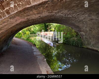 Oxford, Inghilterra - 24 luglio 2019; i corsi d'acqua, i canali, i ruscelli e i fiumi di Oxford sono una fonte di molte delizie tranquille e panoramiche. Qui vediamo un bellissimo Foto Stock