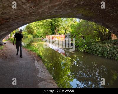 Oxford, Inghilterra - 24 luglio 2019; un uomo in vista. I corsi d'acqua, i canali, i ruscelli e i fiumi di Oxford sono una fonte di molte delizie tranquille e panoramiche. Lei Foto Stock