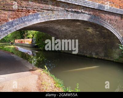 Oxford, Inghilterra - 24 luglio 2019; i corsi d'acqua, i canali, i ruscelli e i fiumi di Oxford sono una fonte di molte delizie tranquille e panoramiche. Qui vediamo un bellissimo Foto Stock