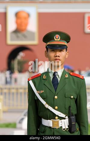 Pechino, Cina - 17 ottobre 2006; un soldato in colpo. Tienanmen significa 'porta della Pace celeste' (Tien' - cielo, 'An' - Pace, 'Men' - porta). Prima bu Foto Stock