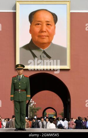 Pechino, Cina - 17 ottobre 2006; molte persone in fucilazione. Tienanmen significa 'porta della Pace celeste' (Tien' - cielo, 'An' - Pace, 'Men' - porta). Prima bu Foto Stock