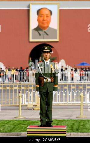 Pechino, Cina - 17 ottobre 2006; molte persone in fucilazione. Tienanmen significa 'porta della Pace celeste' (Tien' - cielo, 'An' - Pace, 'Men' - porta). Prima bu Foto Stock