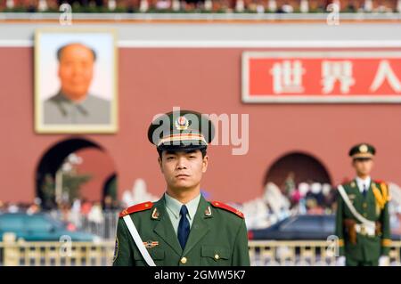 Pechino, Cina - 17 ottobre 2006; due soldati in fucilazione. Tienanmen significa 'porta della Pace celeste' (Tien' - cielo, 'An' - Pace, 'Men' - porta). Prima b Foto Stock