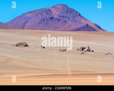 Deserto di Siloli, Bolivia - 25 maggio 2018 il Desierto de Siloli è un deserto di montagna alto e asciutto situato nell'Altiplano, nella Bolivia sud-occidentale; la maggior parte di t Foto Stock