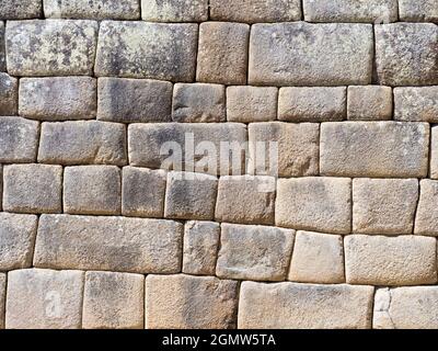 Machu Picchu, Perù - 14 maggio 2018 situato in una maestosa località montagnosa a 2400m di altitudine nelle Ande, le rovine della città inca 15 ° secolo Foto Stock