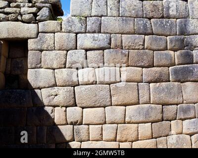 Machu Picchu, Perù - 14 maggio 2018 situato in una maestosa località montagnosa a 2400m di altitudine nelle Ande, le rovine della città inca 15 ° secolo Foto Stock