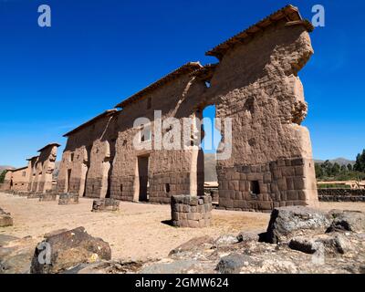 Raqchi, Perù - 14 maggio 2018 le antiche rovine Inca di Raqchi si trovano ad un'altitudine di 3480 m nella regione di Cusco del Perù. La sua impresa più eccezionale Foto Stock