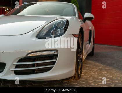 Ucraina, Odessa 8 - 2021 settembre: Parte di bianco nuova vettura moderna Porsche 718 Boxter parcheggio alla porta garage. Auto sportiva di lusso di colore bianco Foto Stock