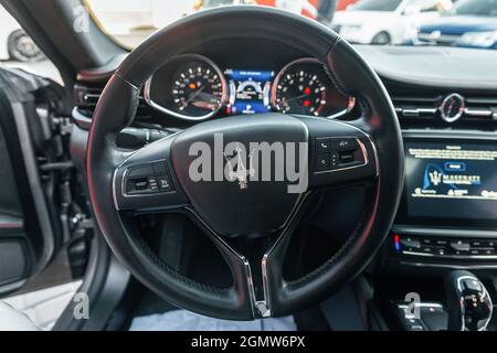 Ucraina, Odessa 8 - 2021 settembre: Interni di moderna classe business berlina auto Maserati Ghibli. Pozzetto con volante e cruscotto di un Masera Foto Stock