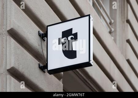 VALENCIA, SPAGNA - 13 SETTEMBRE 2021: Cartello Flying Tiger Copenhagen. E' una catena di negozi di accessori e decorazioni Foto Stock