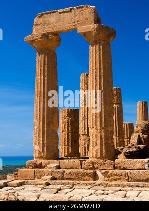 Agrigento, Sicilia, Italia - 24 settembre 2019; nessuna gente in shot. Affacciato sul Mediterraneo, il Tempio di Juno (Hera) è un'antica temperatura greca Foto Stock