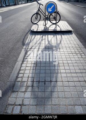 Ora qui è una vista insolita lungo Oxford High Street, in una bella giornata di primavera. Di solito la strada sarebbe piena di autobus, cure, turisti e acquirenti. Foto Stock