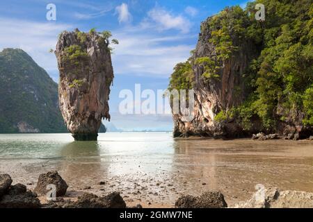 Khao Ping Kan, Thailandia - Aprile 2011; la famosa roccia di Ko Tapu sull'isola di Khao Phing Kan, Phuket Thailandia. Khao Phing Kan si trova a Phang Nga Bay NO Foto Stock