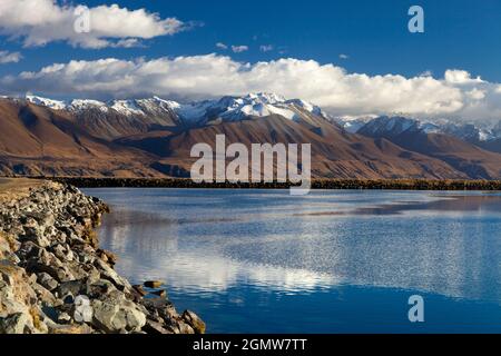 Isola del Sud, Nuova Zelanda 0 13 Maggio 2012 la bellezza aspro del Lago Pukaki nell'Isola del Sud della Nuova Zelanda, vista in un bel giorno d'autunno. Questo è il Foto Stock