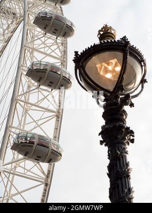 Londra, Inghilterra - 18 agosto 2016 il London Eye è una ruota panoramica gigante situata sulla South Bank del Tamigi a Londra. La prima rotazione è stata effettuata nel 1999. ALS Foto Stock