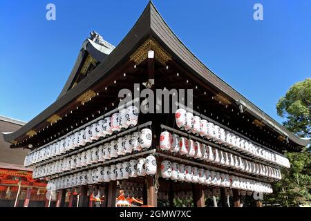 Kyoto, Giappone - 1 Novembre 2011 il Santuario di Yasaka è un antico e molto popolare santuario Shinto nel quartiere di Gion di Kyoto, Giappone. La sua costruzione è iniziata Foto Stock