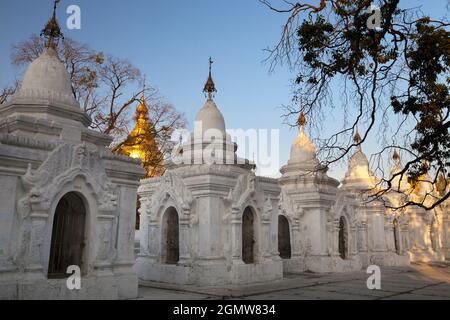 Mandalay, Myanmar - 25 gennaio 2013; la Pagoda di Kuthodaw è uno stupa buddista, situato a Mandalay, Birmania (Myanmar), che contiene il libro più grande del mondo Foto Stock