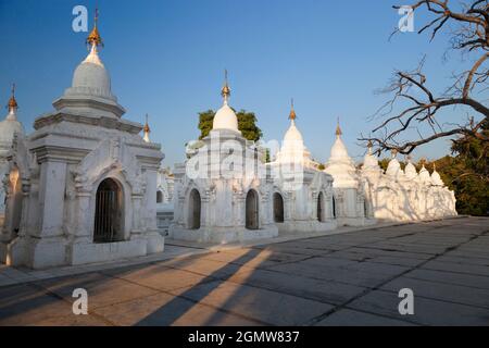 Mandalay, Myanmar - 25 gennaio 2013; la Pagoda di Kuthodaw è uno stupa buddista, situato a Mandalay, Birmania (Myanmar), che contiene il libro più grande del mondo Foto Stock