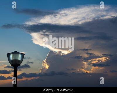 Changi, Singapore - 19 Marzo 2019 la panoramica passerella di Changi Point serpeggia intorno alla punta settentrionale di Singapore, di fronte al Porto di Serangoon e al sud Foto Stock