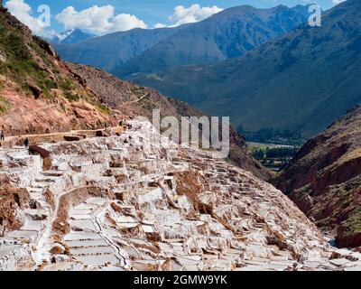 Maras, Perù - 12 maggio 2018; molti turisti nelle miniere di sale di Maras sparato sono stati estratti continuamente per molti secoli dall'Impero degli Inca. Questi Foto Stock