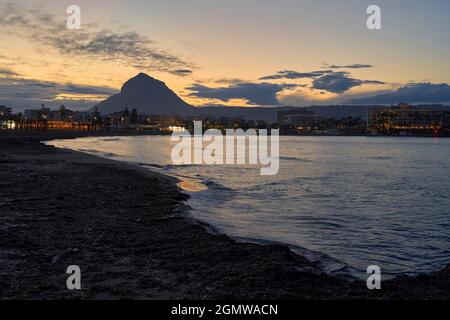 Spiaggia Arenal a Jávea (Alicante - Spagna) al tramonto Foto Stock