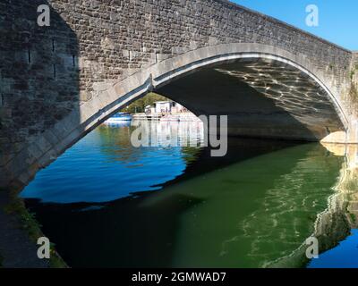 Abingdon, Inghilterra - 21 Aprile 2019 Abingdon afferma di essere la città più antica dell'Inghilterra. Questo è il suo famoso ponte medievale in pietra, su un mor di primavera Foto Stock