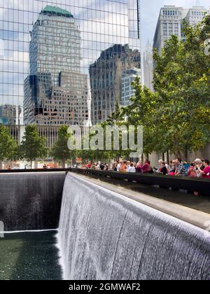 New York, USA - 3 novembre 2013; molte persone in vista. Un luogo iconico in una città iconica: La Memorial Fountain a Ground Zero, New York. Con stunnin Foto Stock