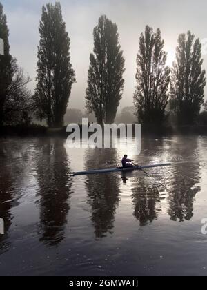 Il Tamigi ad Abingdon, 2012; questo tratto del Tamigi, di fronte al St Helen's Wharf, è il luogo preferito per praticare la pratica da parte della locale e Oxford Universi Foto Stock