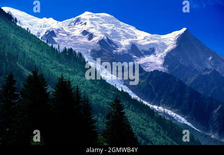 Chamonix, Francia - 20 giugno 2013; non ci sono persone in vista. Ad un'altitudine di 4808 m sul livello del mare, il Monte Bianco è la montagna più alta delle Alpi e del Weste Foto Stock