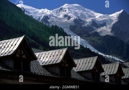 Chamonix, Francia - 20 giugno 2013; non ci sono persone in vista. Ad un'altitudine di 4808 m sul livello del mare, il Monte Bianco è la montagna più alta delle Alpi e del Weste Foto Stock