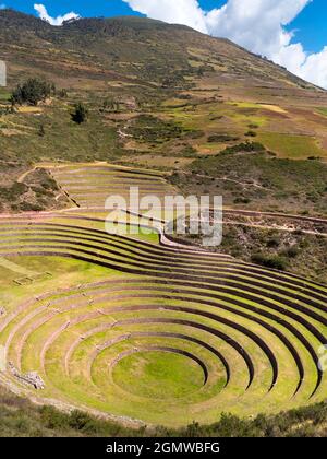 Moray Ampitheater, Perù - 12 maggio 2018 questo misterioso insieme di terrazze è in realtà un capolavoro dell'antica agronomia Inca. Si trova su un altopiano Foto Stock