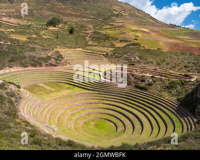 Moray Ampitheater, Perù - 12 maggio 2018 questo misterioso insieme di terrazze è in realtà un capolavoro dell'antica agronomia Inca. Si trova su un altopiano Foto Stock