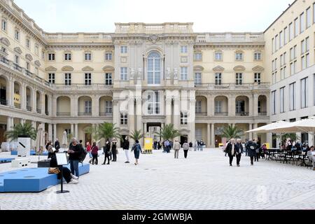 Berlino, Germania, 17 settembre 2021, ampio cortile del Palazzo di Berlino restaurato con Humboldt Forum Foto Stock