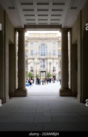 Berlino, Germania, 17 settembre 2021, vista attraverso un portale colonnato nel grande cortile del Palazzo di Berlino Foto Stock